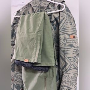 Brand new! Full matching Roxy winter outerwear. olive green gore-tex M / L